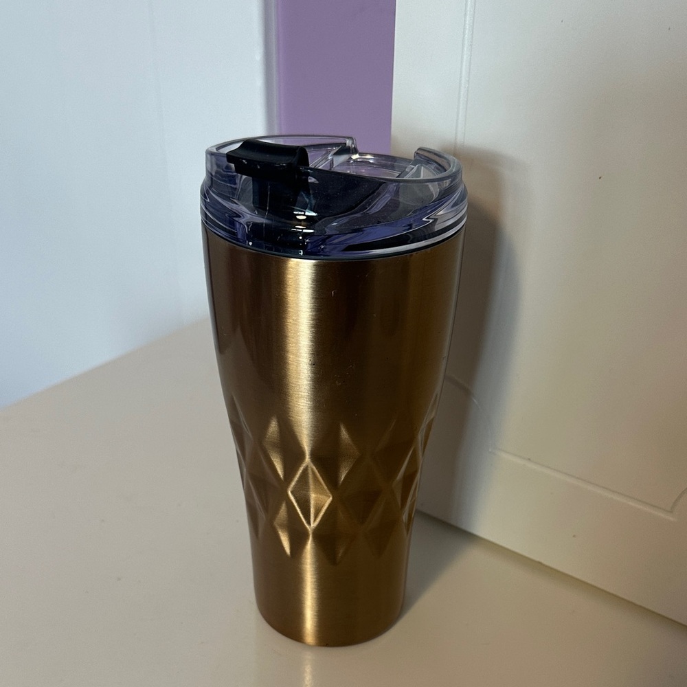 Stylish Gold Tumbler with Diamond Pattern